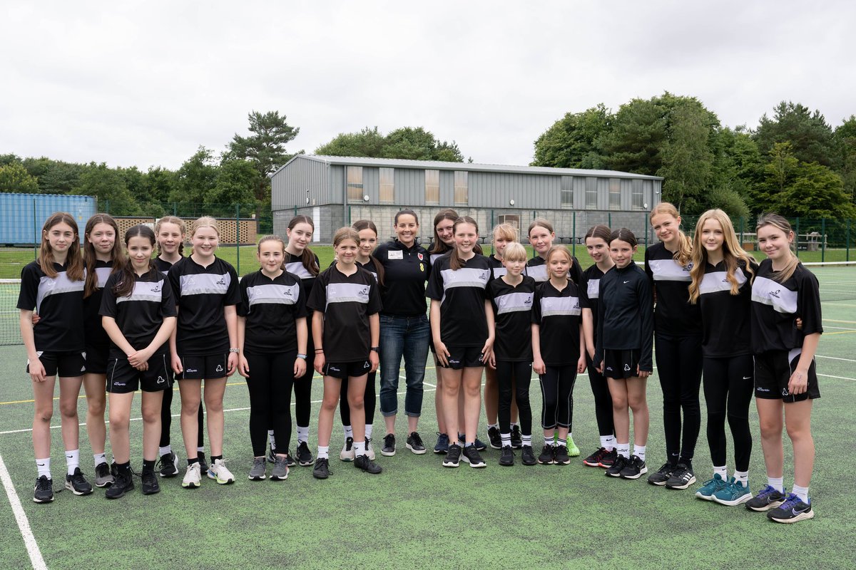 Cymru's tweet photo. Prynhawn arbennig yng Nghaerfyrddin ❤️🏴󠁧󠁢󠁷󠁬󠁳󠁿

Diolch @YGGBM for the welcome. We can’t wait to see you all at the Kosovo match!

#ForHer | #TogetherStronger https://t.co/l2UYZxgVSr