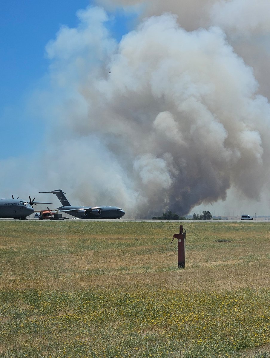 bretthasnocap's tweet image. 🧵: smoke seen from #TravisAFB #DenvertonFire 

Source: @watchdutyapp