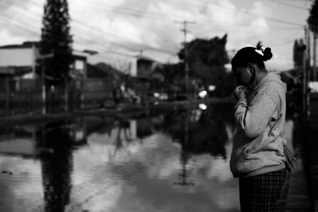 sulvinteum's tweet photo. ‘Não seremos mais os mesmos’: enchente já deixa marcas na saúde mental de moradores do Rio Grande do Sul. Pesquisa conduzida pelo Hospital de Clínicas aponta que a ansiedade, a depressão e a chamada desrealização têm se intensificado após a catástrofe. Confira mais na reportagem de @bettinagehm 📲  https://t.co/ApAoKQFDvH