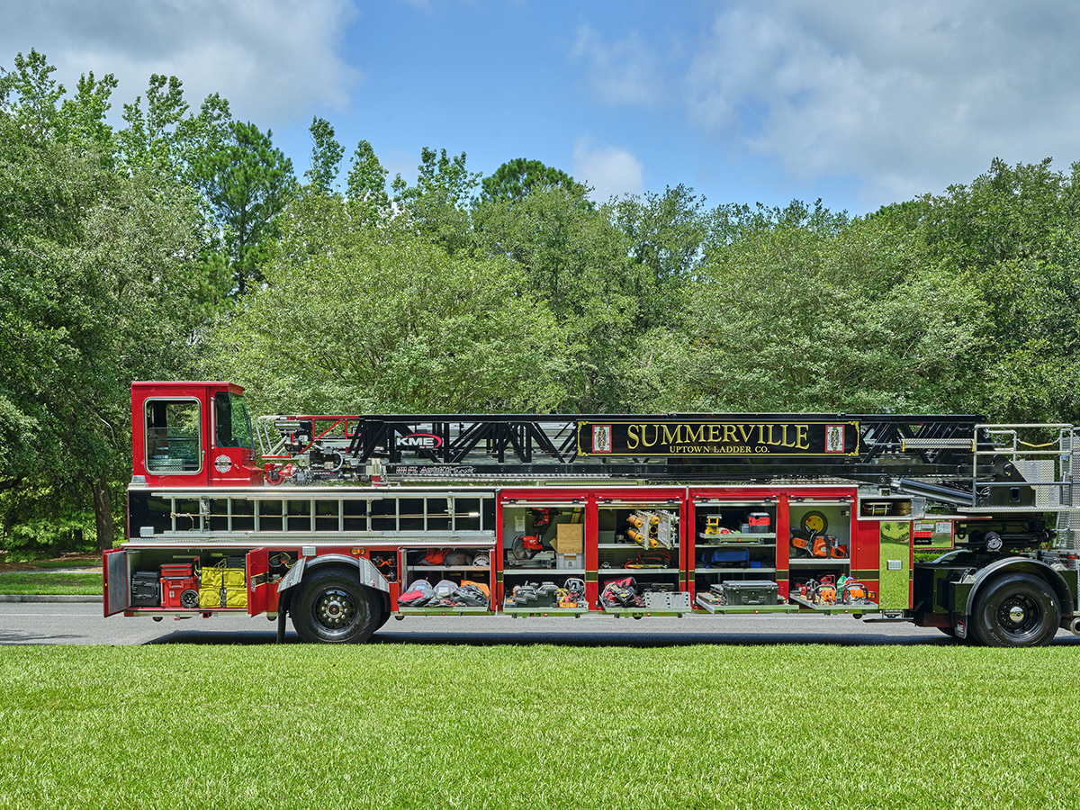 KMEFire's tweet photo. Our #truckofthemonth for July is this awesome 101' Tractor Drawn Aerialcat for Summerville SC Fire & Rescue! Learn more about this TDA here: https://t.co/YelFzdkDFB #KMEFire #EngineeredToServe #Firetrucks #Firefighter https://t.co/Wu0RJf0CWx