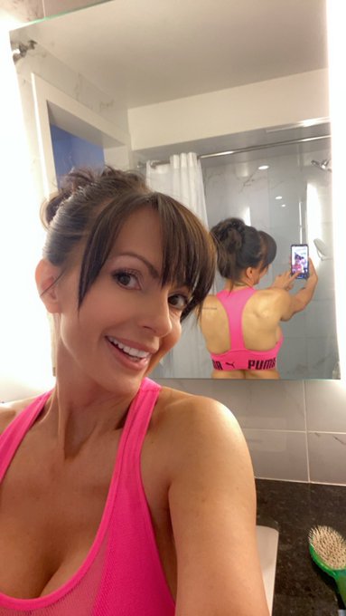 Got my glute busters in this morning ☝🏼💕 https://t.co/dXFHOIiVIX<a href="/tag/nationalbikiniday"class="tags"><span>#nationalbikiniday</span></a>