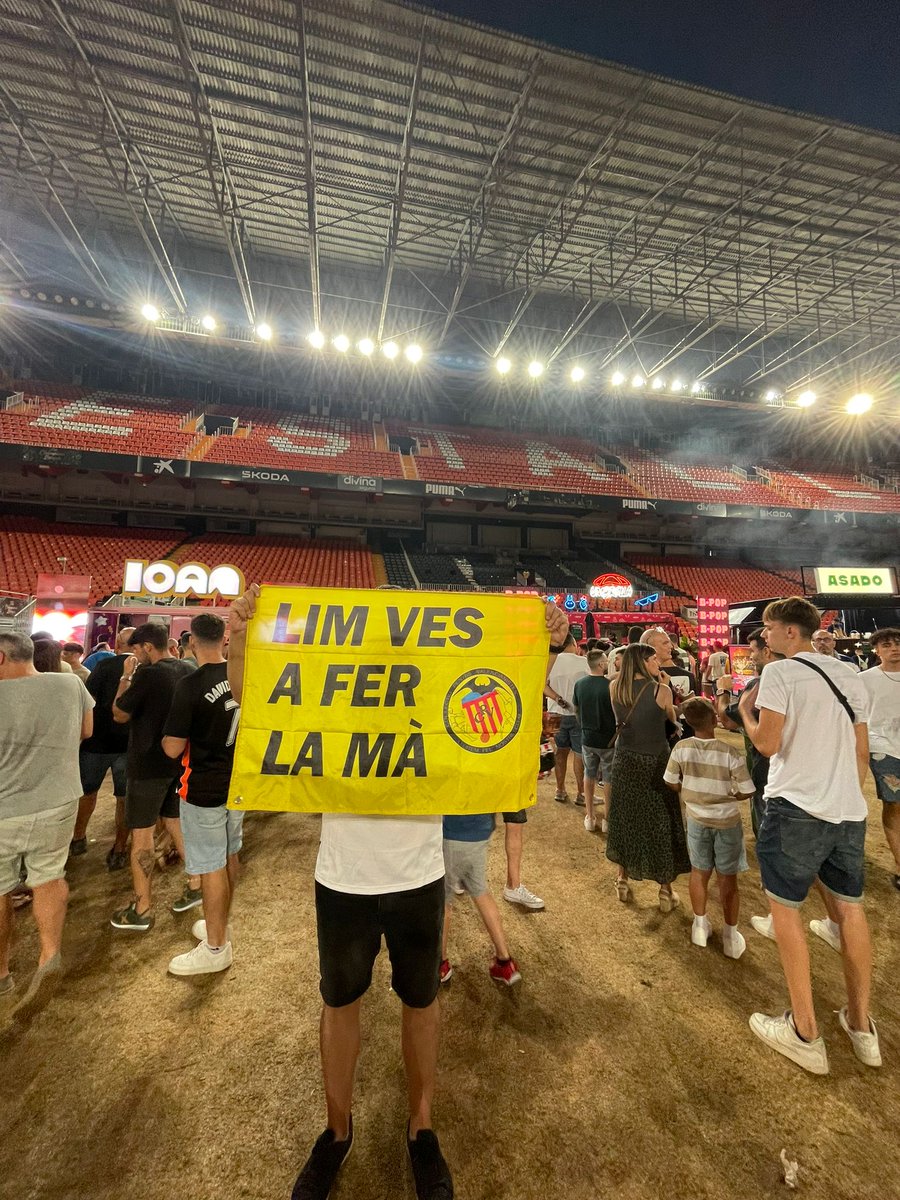 SomCollaBiN's tweet photo. Ací jugàvem la Champions League, ara juguem la Champions Burger.

Lim ves a fer la mà! https://t.co/sE2V6E6gSS