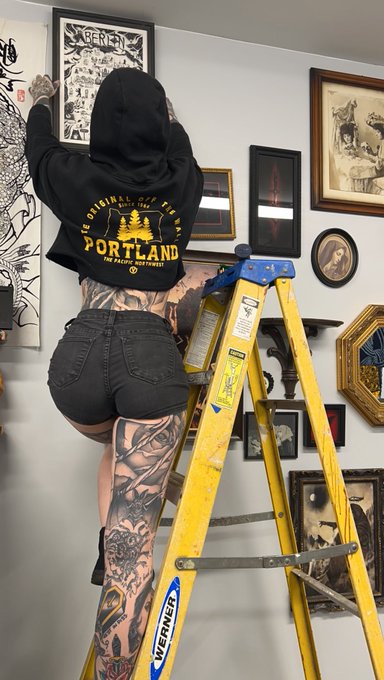 Didn&rsquo;t mean to look this hot while setting up my booth yesterday https://t.co/u9a9UmswfY
