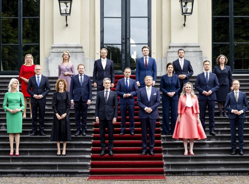 5/5 O sistema de governo dos Países Baixos, com sua monarquia constitucional, destaca-se pela transição pacífica e cerimonial do poder. Hoje, o novo Primeiro-Ministro e seu gabinete juraram lealdade ao Rei, marcando um novo capítulo na liderança do país. 🌍👑 #PaísesBaixos