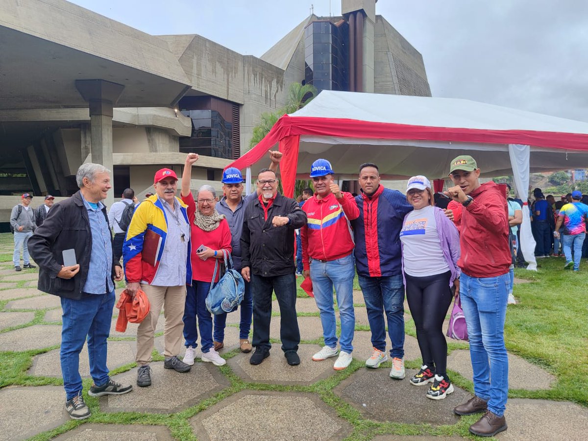 La CBST y FTUV con María Cristina Iglesias y William Fariñas 😃... Hasta la Victoria Siempre!
#YoSoyFtuv
<a href="/cbolivariana/">Central Bolivariana CBST</a> 
<a href="/FtuvOficialVe/">Federación FTUV</a> 
<a href="/MPPEU_Ve/">MPPEU_Ve</a> 
<a href="/NicolasMaduro/">Nicolás Maduro</a>