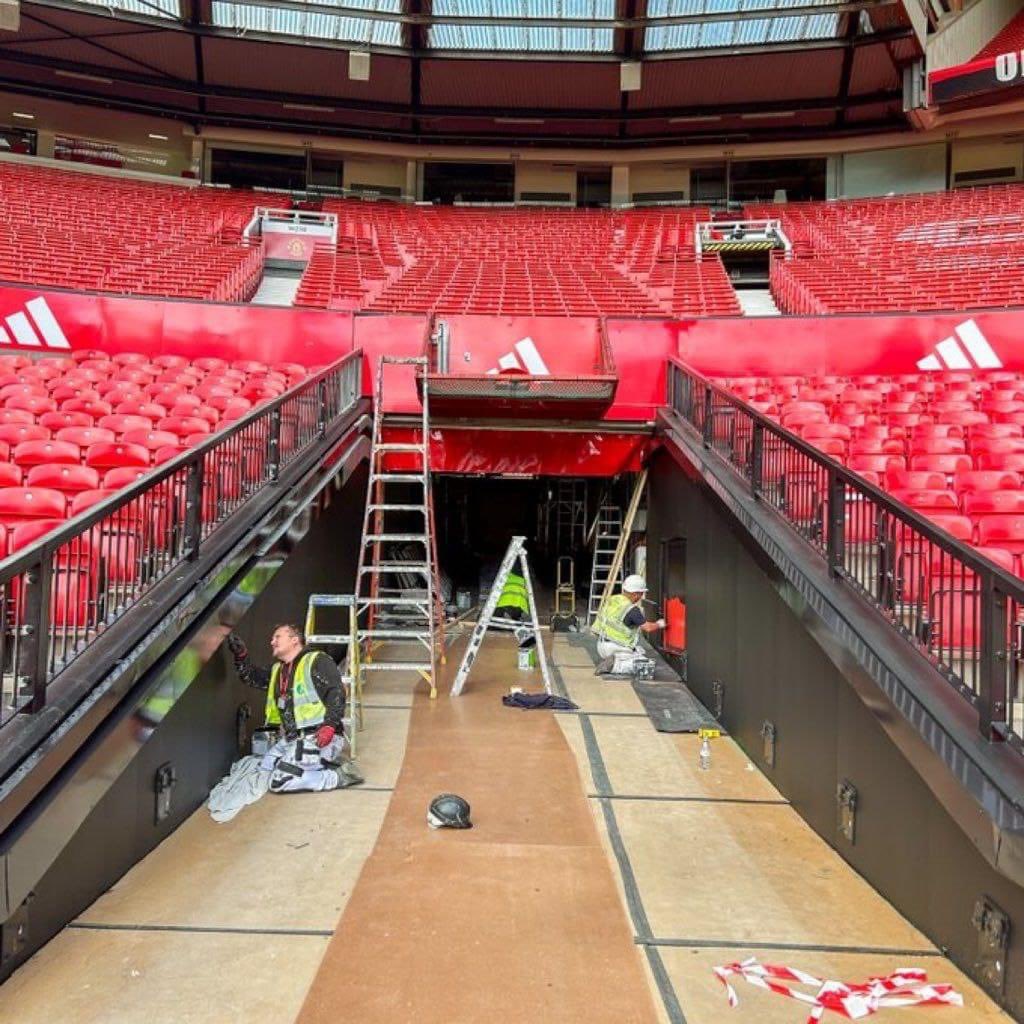 🚨SUMMER WORK AT OLD TRAFFORD 🏟️

Manchester United is continuing summer renovations, replacing hospitality seats in the Stretford End with regular seating. 

Ineos are really doing the work! Exciting changes ahead for our fans! 🔥

#MUFC