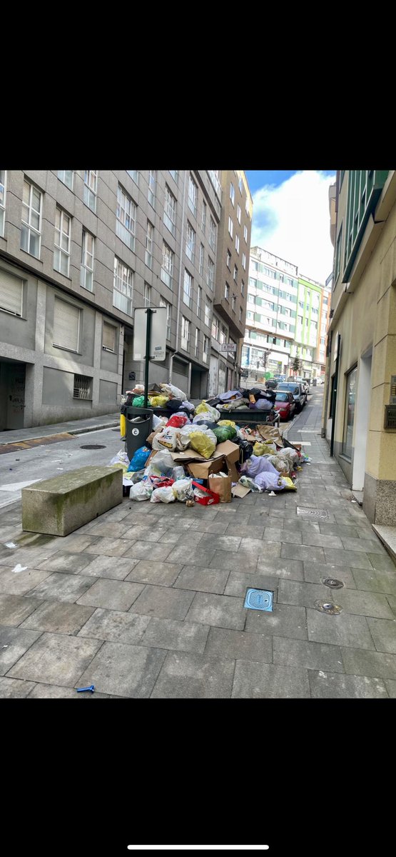 Sencillamente INTOLERABLE.
Creo que ya es momento de tomar algún tipo de medida. 
No puede ser que la empresa concesionaria no tenga unos servicios mínimos.
El ayuntamiento debe exigir medidas contundentes  ya
No deben tener la ciudad así llena de mierda
Es INSALUBRE Y ASQUEROSO