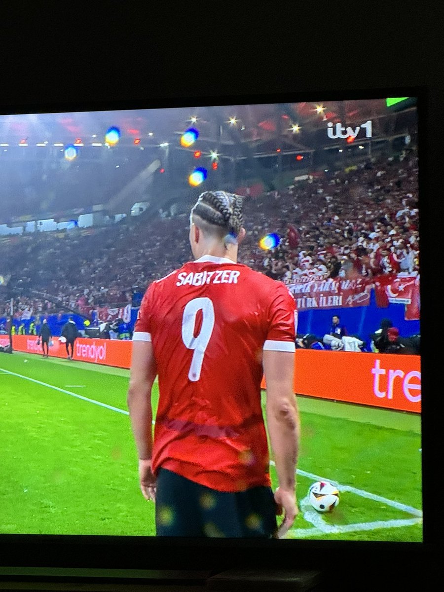 You know what Austria needs…<a href="/Kalvinphillips/">Kalvin Phillips</a> type… hang on!

#AUTTUR