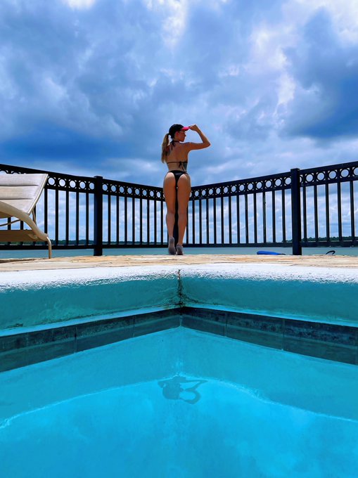 I&rsquo;m parked out by the lake 💙 https://t.co/De3rvZmGqZ