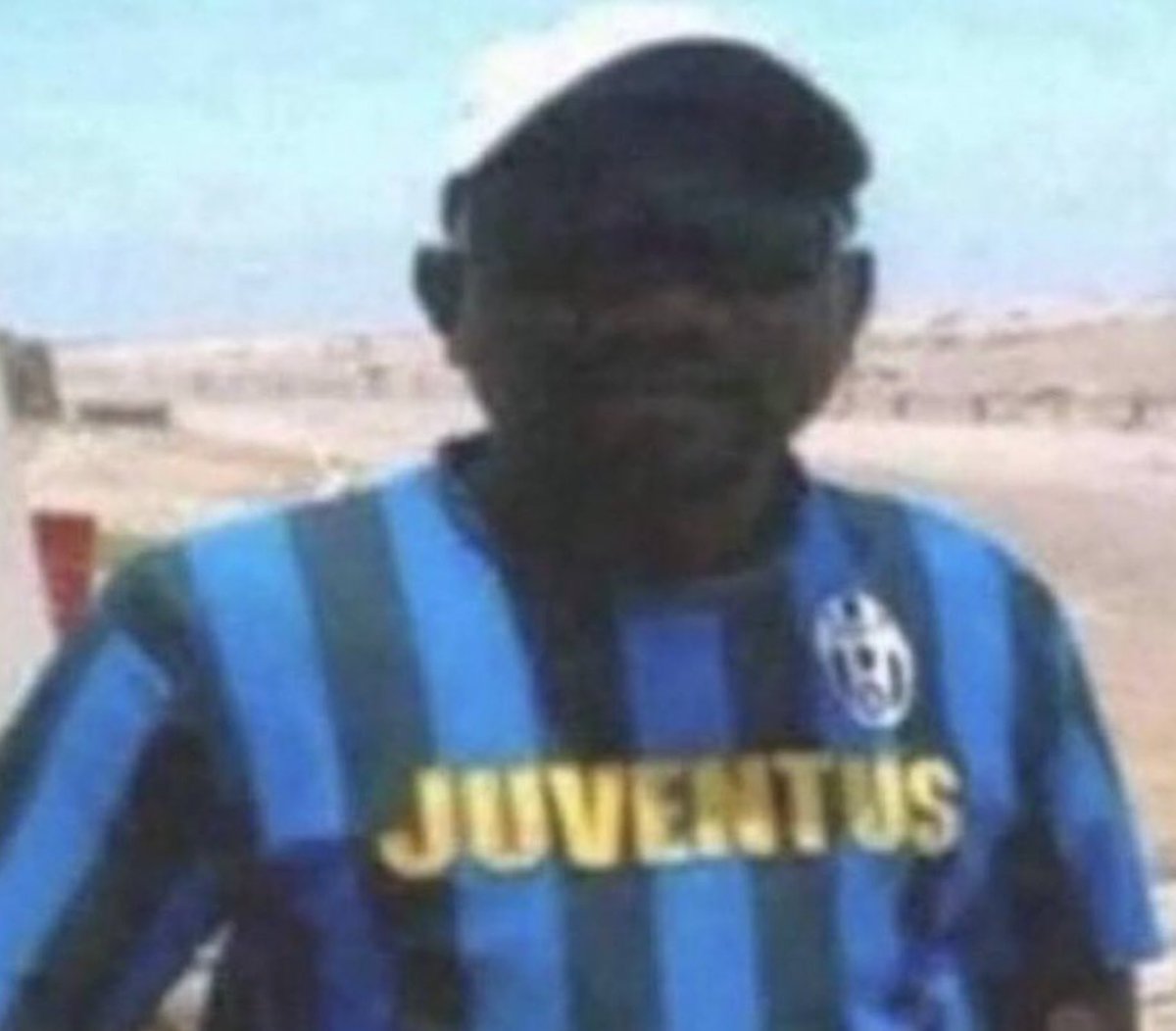 ades_ap's tweet photo. @JorisMuia  avec son nouveaumaillot de la Juve https://t.co/AE9XLrSXW1