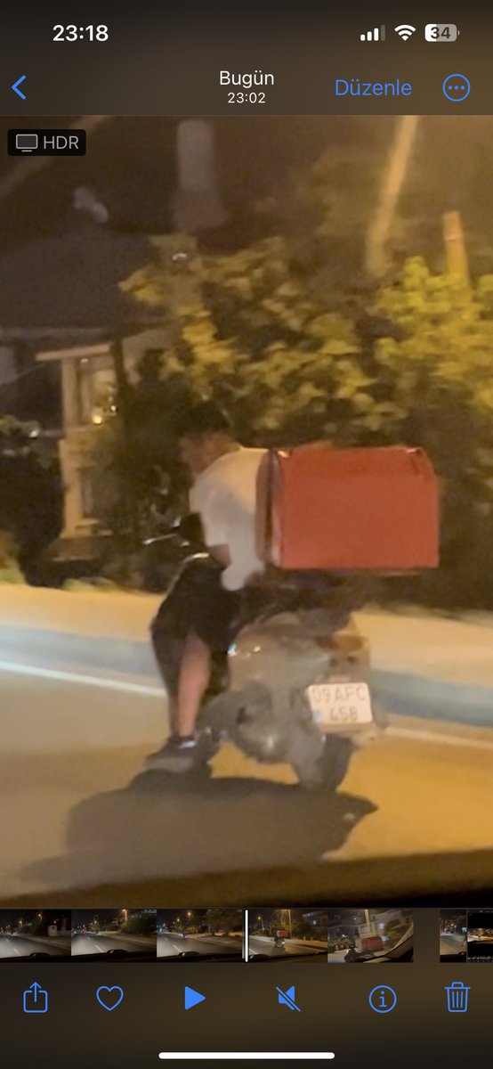 zyhzrl's tweet photo. Arka ışıkları yanmıyor, kaskı filan ekipmanı yok, bir elinde telefon, ön far uzunda yanıyor, 2 tane kırmızı ışık ihlali, emniyet şeriti ihlali. Biz de aynı yolda çocuğumuzla seyahat etmeye çalışıyoruz. @EmniyetGM @izmirdecevirme bunun bir cezası yok mu ? https://t.co/KESCTSeWhC