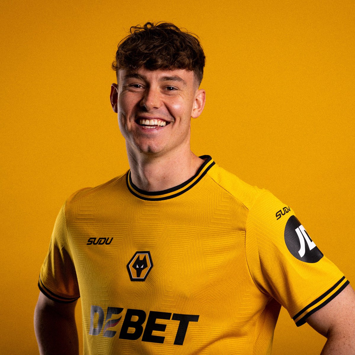 lo de Larsen jode al más valiente... al menos la camiseta de los Wolves es más fea que la nuestra