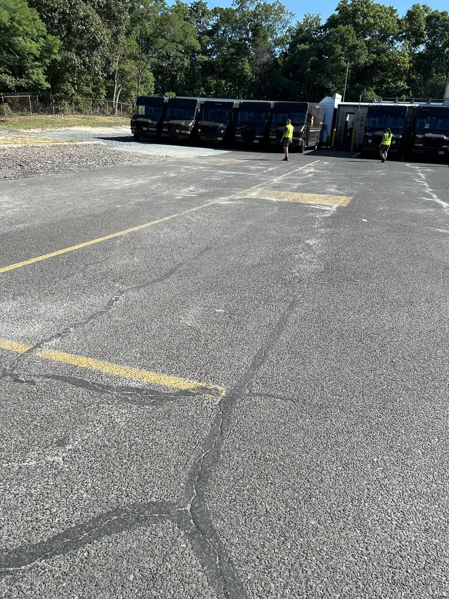 UPSManJohn's tweet photo. I’m still in VACATION mode and Eddie Munster @JasonWi82237270 comes through again with pics from today’s #GuardGateActivity about MIRROR ADJUSTMENT. Let’s stay safe from hitting stationary objects by having maximum visibility on all 6 (Not Just 4!) sides of the vehicle! https://t.co/i5ucq2tWCF