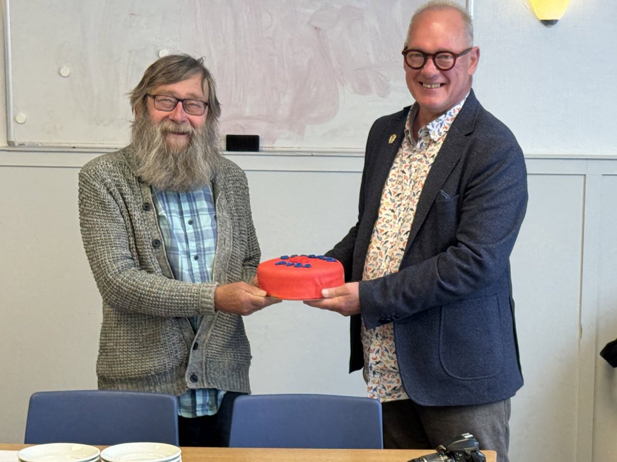PvdA_Zutphen's tweet photo. PvdA Zutphen-Warnsveld heeft alle vrijwilligers en het bestuur van Stichting Buurt- en Speeltuinvereniging 'Het Deventerwegkwartier' beloont met een rode taart!🎉 Sinds de oprichting in 1945 staat DWK symbool voor saamhorigheid en gemeenschapszin. (1/2) https://t.co/SI5q60A7Tp