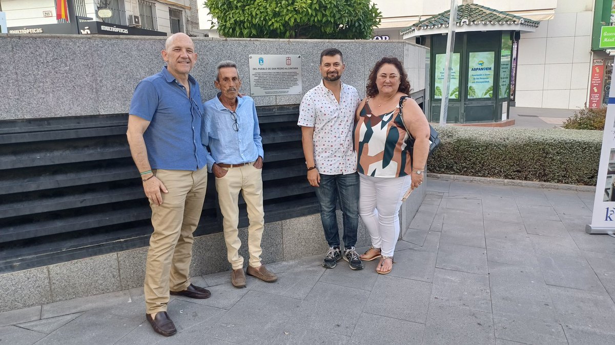Homenaje a dos míticos negocios de San Pedro, el kiosco de Pepa Torrejón y el de Pedro Aranda. Negocios que atendían las necesidades de prensa y revistas de nuestro pueblo siendo centro neurálgico de nuestra vida social. Enhorabuena a las dos familias.