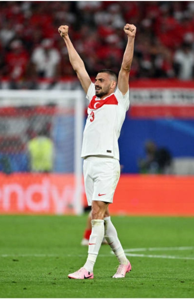 CricUniverse7's tweet photo. EURO 2024 Latest Update :-

#Turkiye Through to the Quarter final of #EURO2024 .

#Turkiye beat #Romania by 2 - 1 in the Pre-Quarterfinal.

Merih Demiral  1' 59'

#EURO2024 #ROMTUR https://t.co/HrEmr3ApnQ
