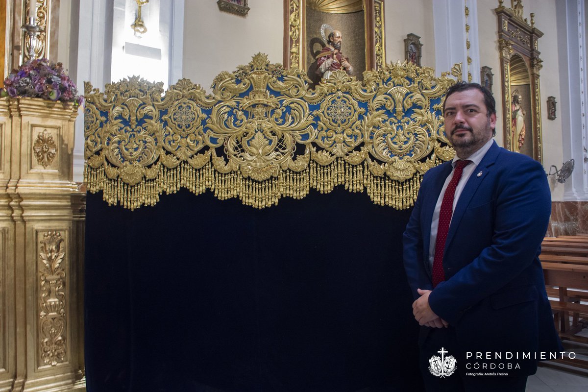 📸 A la conclusión de la misa mensual de Hermandad ha tenido lugar la bendición de la nueva bambalina trasera de Nuestra Señora de la Piedad, obra del taller del artista ecijano D. Jesús Rosado Borja según diseño de N.H.D. Julio Ferreira Gaspe.