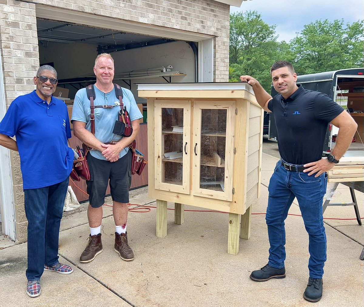 MidAmCarpenters's tweet image. Members of Carpenters #Local174 combined with the Mid America Carpenters Regional Council and the MACRC Apprenticeship Program teamed up and produced big for the communities they live and work in. The carpenters donated their time and expertise to build 6 micro pantries that will