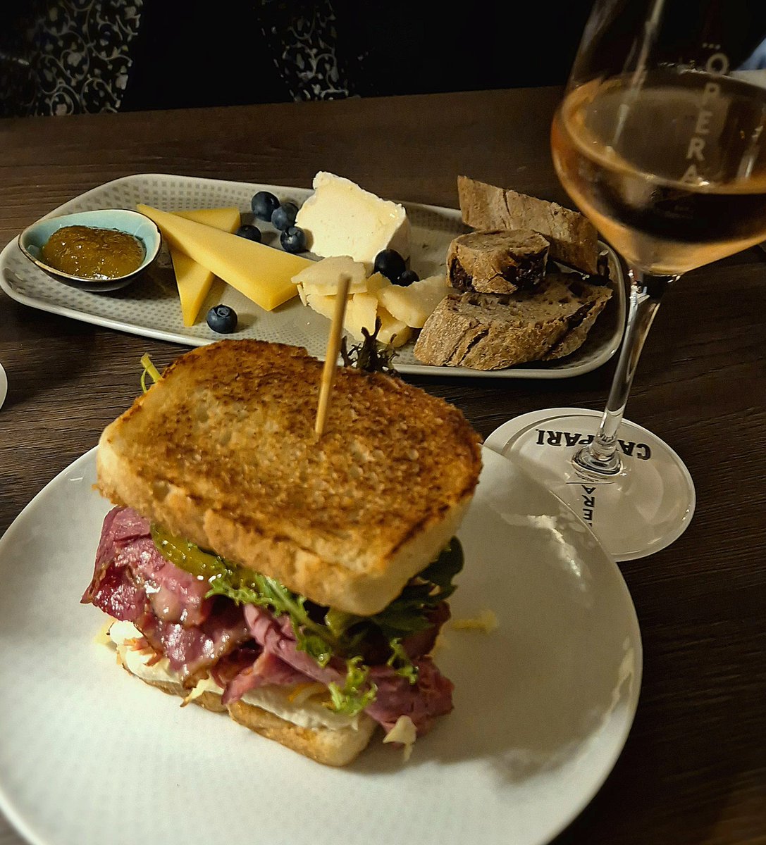Opernjunkie's tweet photo. Für den kleinen Hunger nach der Oper 😊 #PostOpernWein https://t.co/4dGuU7NocB