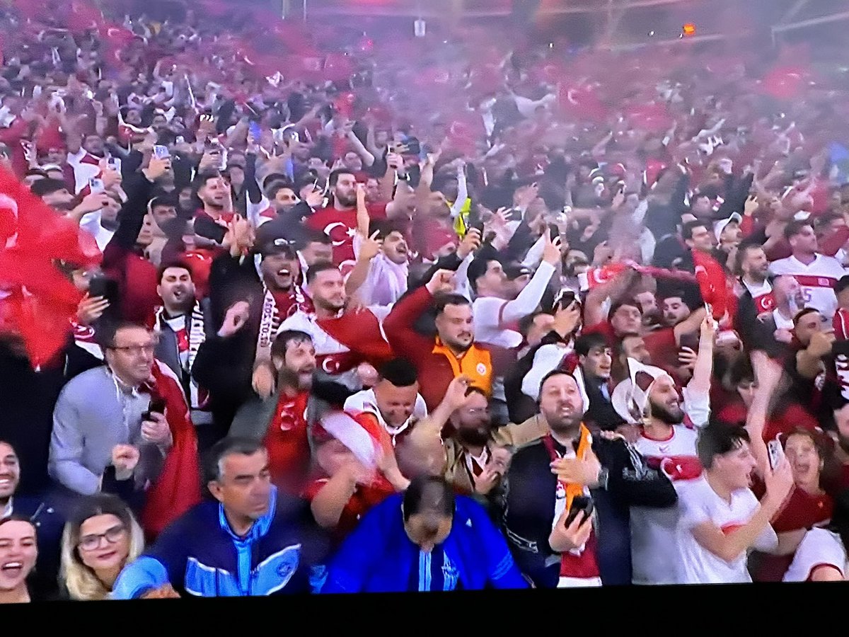 Yüreğinize, aklınıza, ayağınıza sağlık, sonsuz teşekkürler, A Millilerimiz,
Bir başkadır benim memleketim, çoşkusu mutluluğu sonsuz olsun