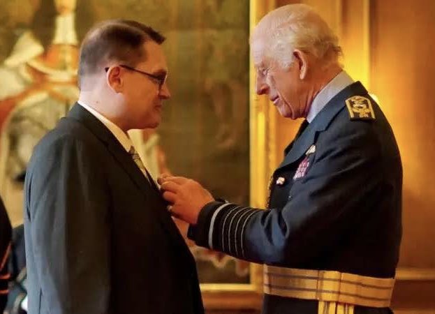 PaulMealor's tweet image. A huge #honour to be made an LVO today by #HMKingCharlesIII at #HolyroodHouse. #Music #HonoursOfScotland #Arts #Culture #King #Charles #RoyalWeek #Composer