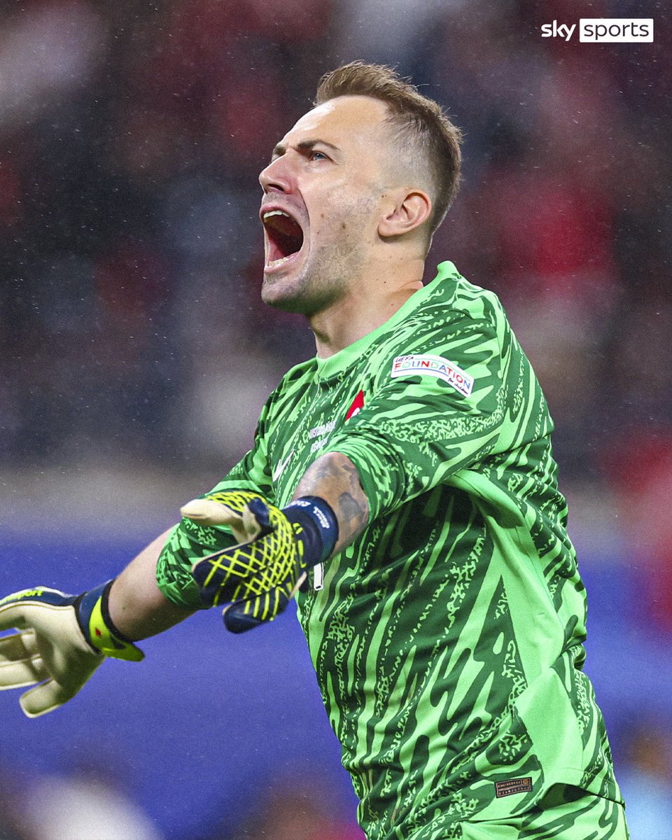 An Outrageous 95th minute save from Mert Günok 🔥

Save of the tournament? 👀🧤