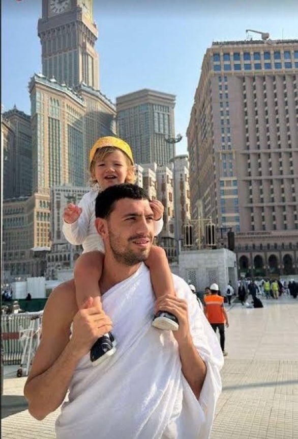 Bak şu Allah’ın işine. 

Umre ziyareti yapan şu yobazın !! attığı 2 golle çeyrek finaldeyiz. 
#BizimÇocuklar