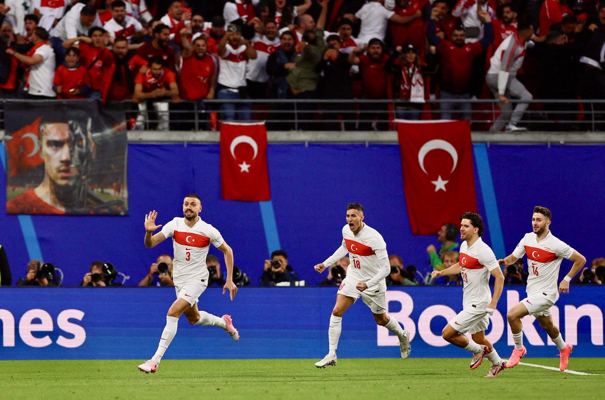 Sizinle gurur duyuyoruz.👏🏻

#EURO2024 Avrupa Futbol Şampiyonası’nda Avusturya’yı 2-1 yenerek çeyrek finale yükselen #BizimÇocuklar’ı yürekten kutluyorum.🇹🇷