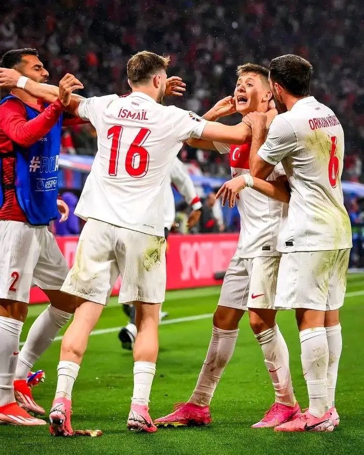 ألف ألف ألف     مبروك انتصار
المنتخب التركي    🇹🇷   فالكم
الأدوار النهائية ياأسود شرفتونا 
يارجـال 🏆

#تركيا_النمسا 🚨
#Turkey  🇹🇷

 #EURO2024