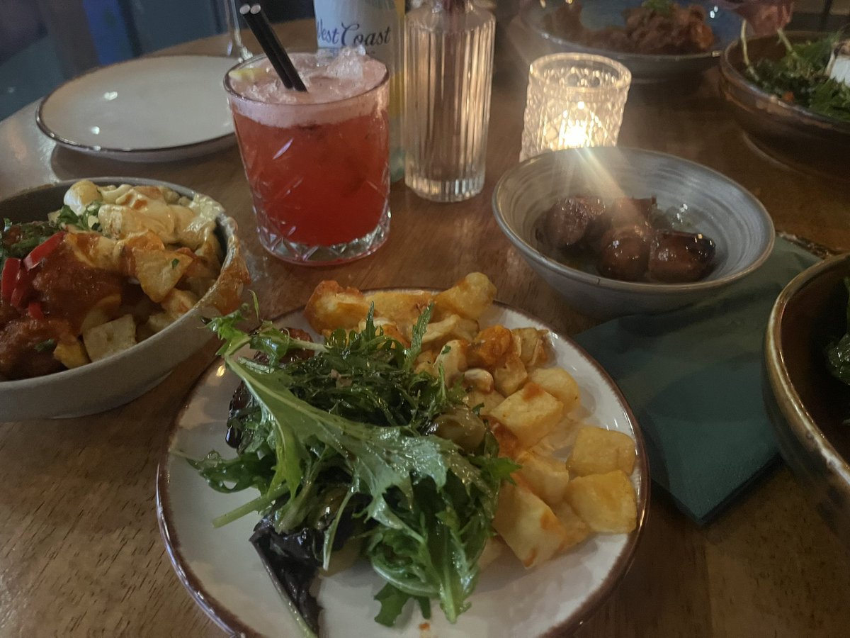 Lilymaescloset's tweet photo. For the night that’s in it!!! Putting the worlds to rights with my oldest friend ❤️🍷 #Tapas #2Taps #Belfast https://t.co/NLtq7KkpLV