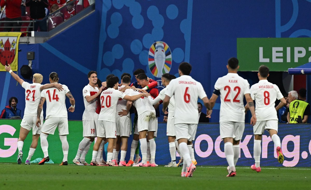 unigfborg's tweet photo. TÜRK ÖNDE ,TÜRK İLERİ! 

EURO 2024’TE ÇEYREK FİNALDEYİZ! #UNIGFB https://t.co/P2vbzoDheb