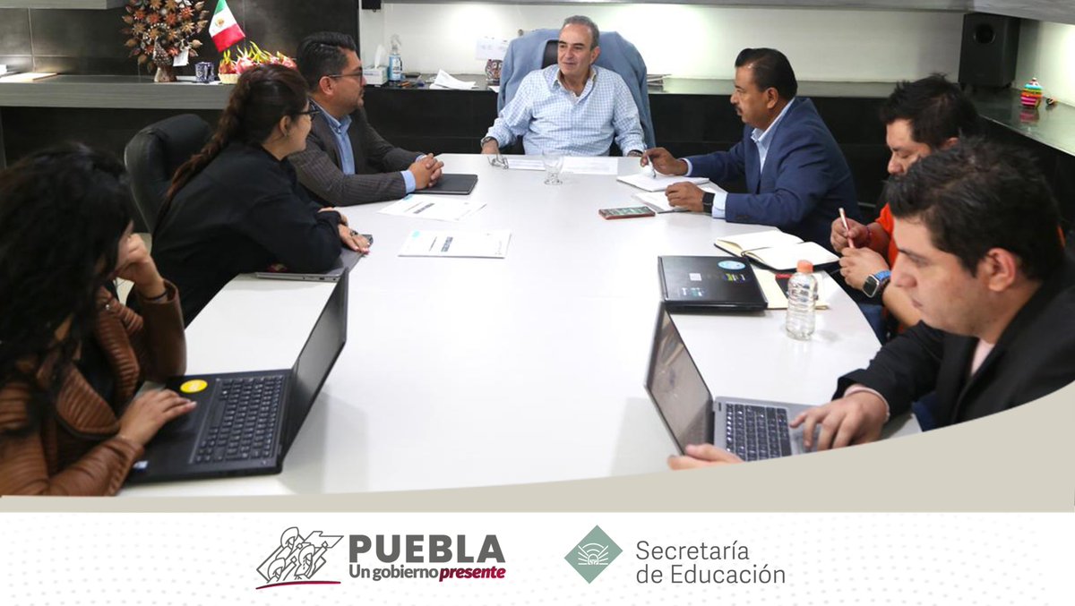 SEPGobPue's tweet photo. El secretario de Educación, @EstefanChidiac se reunió con el director General de @AguadePuebla, @hodurand,  con la finalidad de revisar la renovación del convenio para garantizar el servicio de agua potable en 837 escuelas públicas de la capital y con ello garantizar el abasto. https://t.co/Din8v5EHIh
