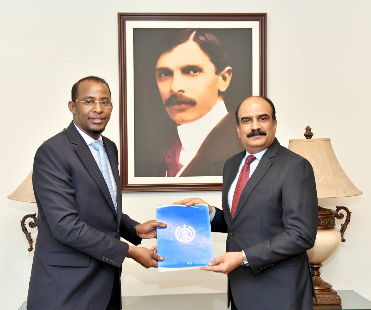 AbdiwaliAbdulle's tweet photo. Productive discussions in Islamabad as I led a Somali delegation to meet with @NadraPak Chairman Lt. Gen. Muhammad Munir Afsar. We discussed strengthening institutional cooperation and NADRA's invaluable technical support for developing Somalia's national ID technology system. 

I thank the Chairman and the Government of Pakistan for the warm welcome accorded to me and my delegation🇸🇴🤝🇵🇰