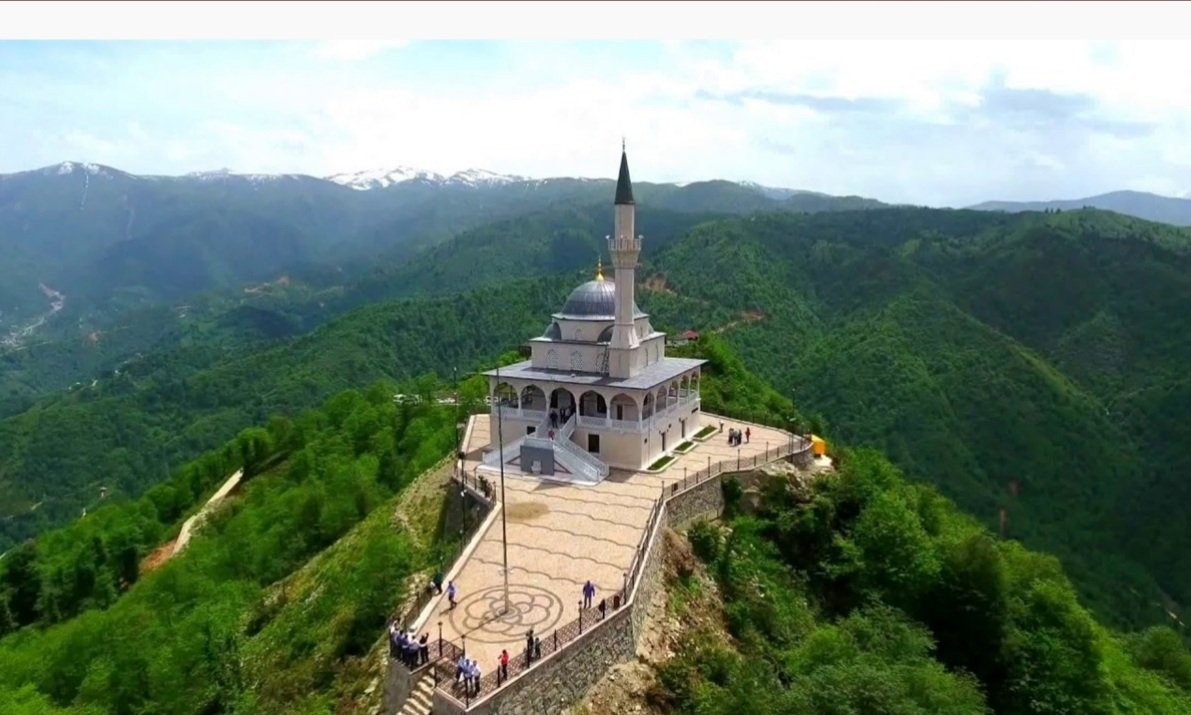 f_acar1's tweet photo. 🇹🇷 Kıbledağı Dua Tepesi, Hafız Hacı Yusuf YILMAZ Camii.🇹🇷 https://t.co/uV5bDbTdxG