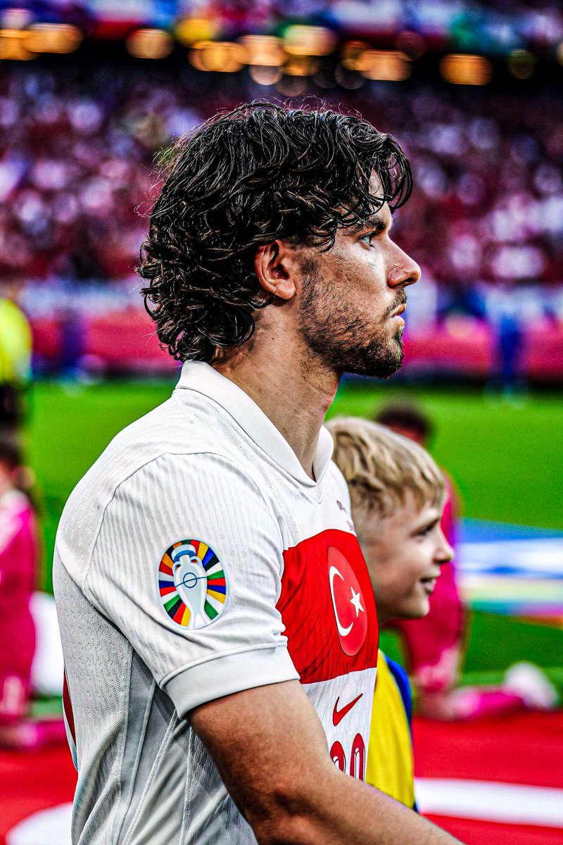 Ferdi Kadıoğlu, Bu akşam 12.2 km koşu mesafesiyle turnuva rekoru kırdı, en çok topla buluşan, en çok ikili mücadele kazanan oyuncu oldu.

Turnuva’nın en iyi sol beki… 🇹🇷👏