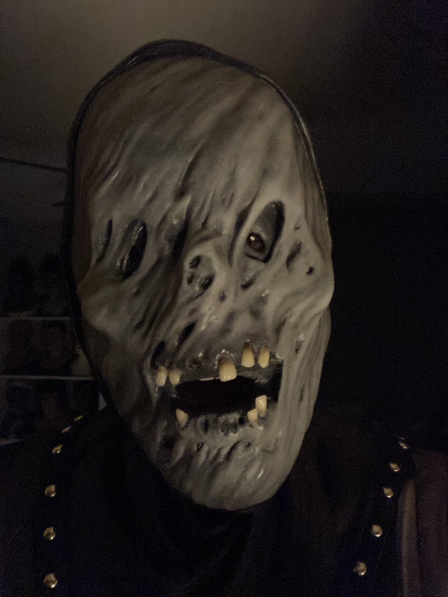 DuskySamCat's tweet image. mmortal Masks Apparition

I haven’t worn him in some time, but lately have been becoming him almost nightly. I am considering a leather and denim punk wardrobe as opposed to tattered robes or other supernatural fashions. Will see how that turns out!