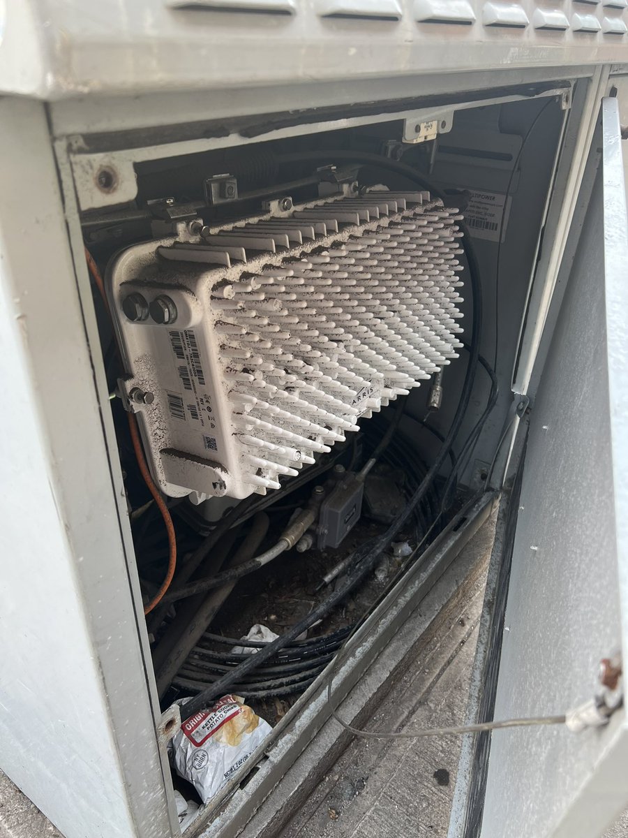 In case you ever wondered what’s inside these old CableVision boxes