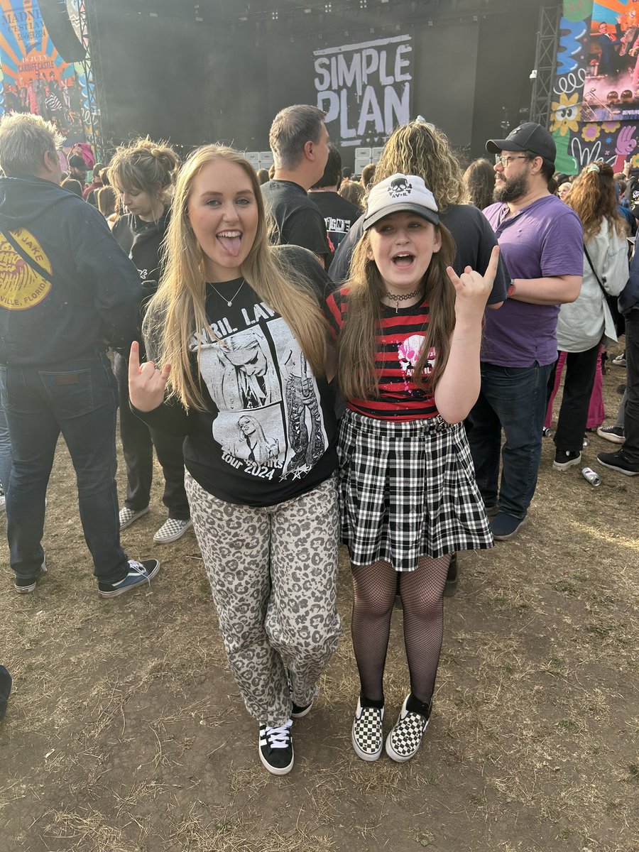 DavidxGibson's tweet photo. 20 years ago I watched @AvrilLavigne &amp; @simpleplan in Cardiff with my wife , now 20 years later we are way hing them again in Cardiff with our 2 daughters 🤘🤘 https://t.co/6V967BXaqx