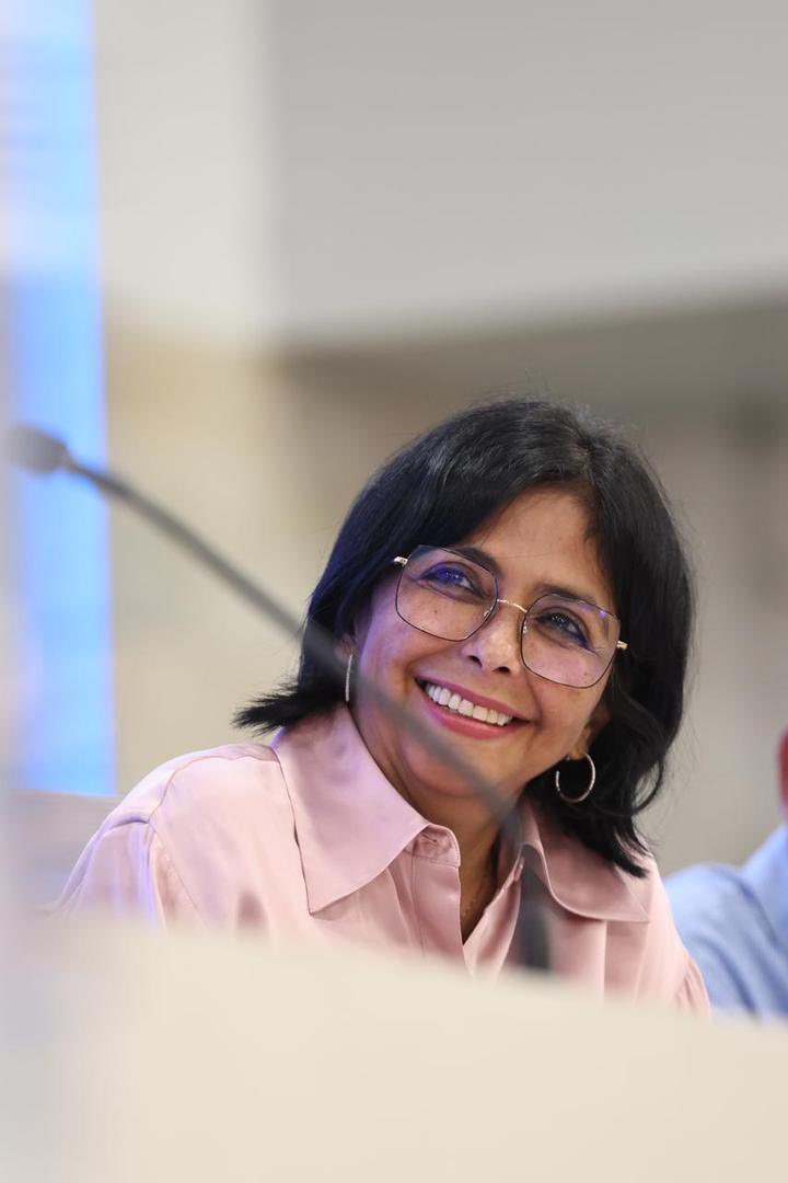 Todas las oraciones y bendiciones del pueblo están hoy con nuestra vicepresidenta <a href="/delcyrodriguezv/">Delcy Rodríguez</a> 🙏🏼 El odio jamás vencerá la fuerza espiritual y la solidaridad de los #VenezolanosDeBien. ¡Amor con amor se paga!