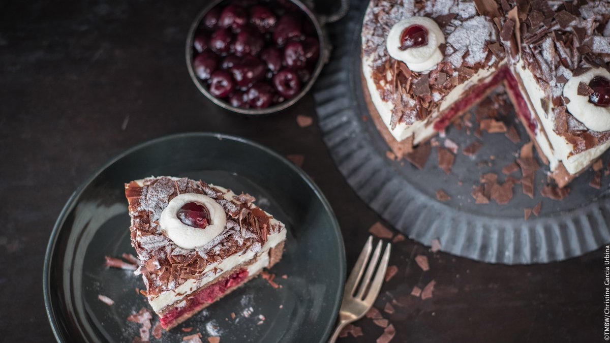 GermanyTravelJP's tweet image. 黒い森の中を走る田舎道を抜けその中心部にあるトリベルクへ。 
まず何をしましょう？
①ドイツいち落差の大きい滝へお散歩
②世界最大のカッコウ時計を見学
③黒い森のさくらんぼケーキを賞味
オリジナルレシピがもらえるケーキセミナーも地元のカフェで開催されていますよ！
#GermanySimplyInspiring