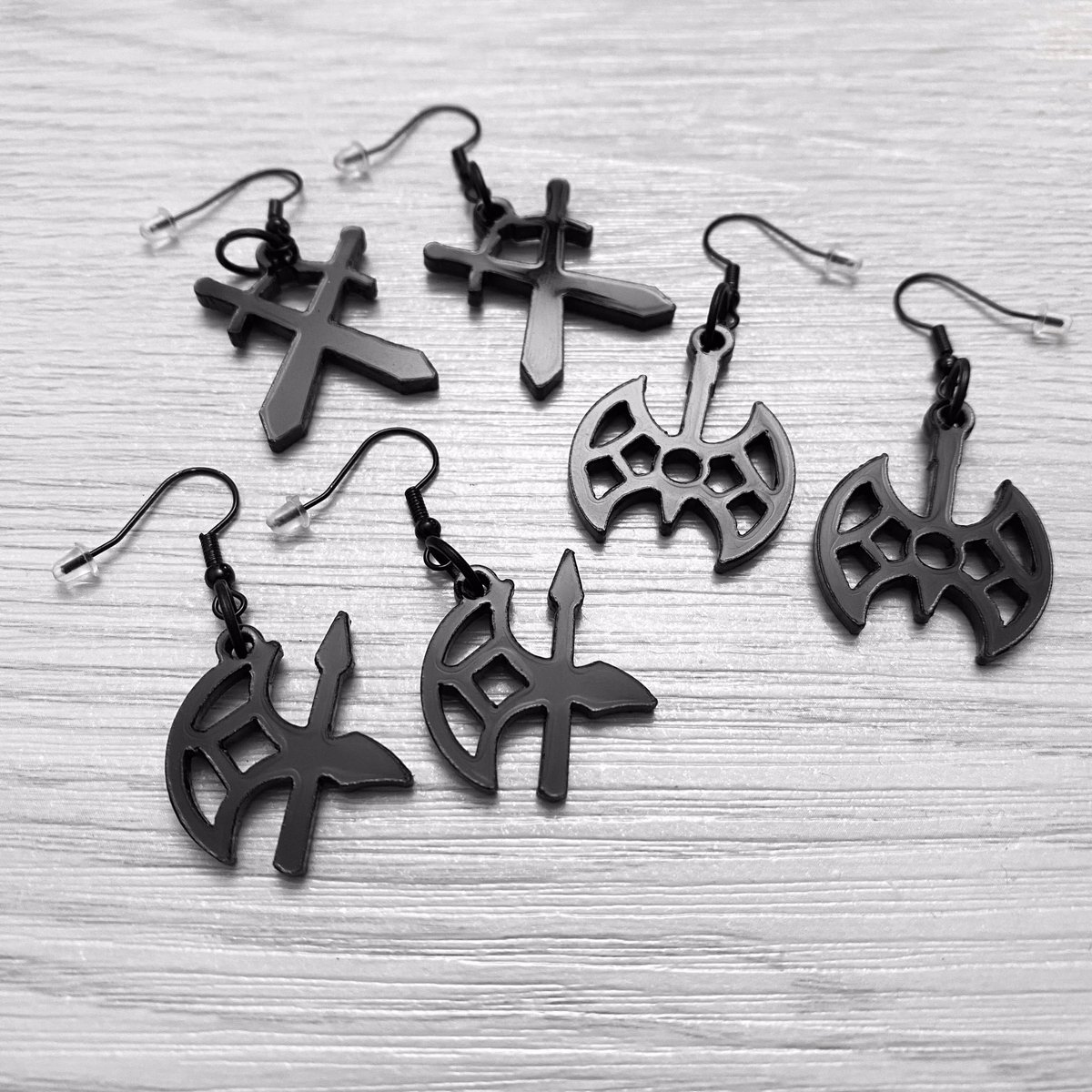 ghost_from_void's tweet image. Created earring versions of the medieval weaponry designs 😵 The bow and arrow one doesn't look good as earrings so I didn't include it 🤣 Anyway, they're available now on my etsy shop. Link below:

 etsy.com/shop/voidarmou…

#art #crafting #etsy #smallbusiness #artmoots
