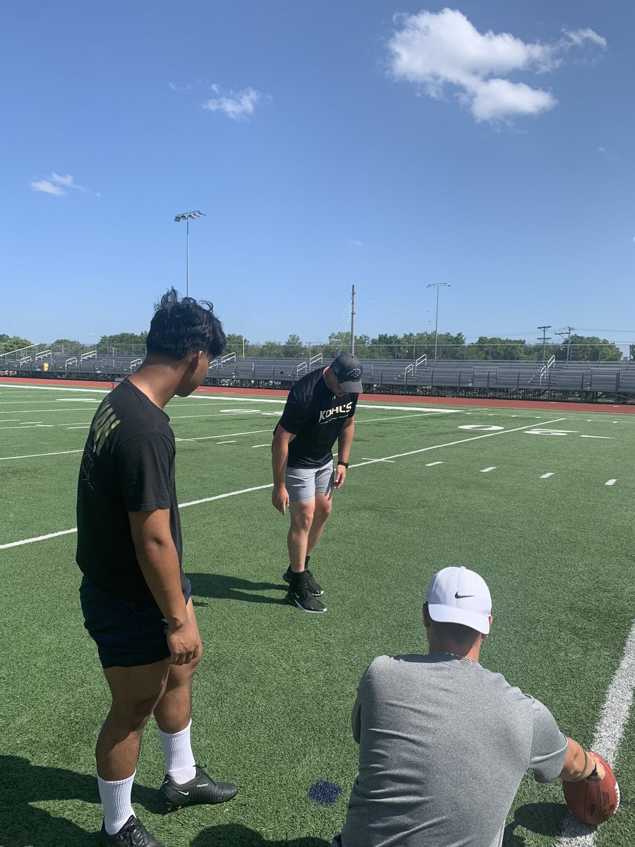 SherHtoo2's tweet photo. It was an amazing experience to learn from  @kickerhmevis6 today! Thank you for taking the time to help me get better 🏈 

@CoachConyers19 @DrewTeaches @Kewpiefootball @CarsonShettles1 @PrepRedzoneMO @JPRockMO https://t.co/OqbfPDFvsN