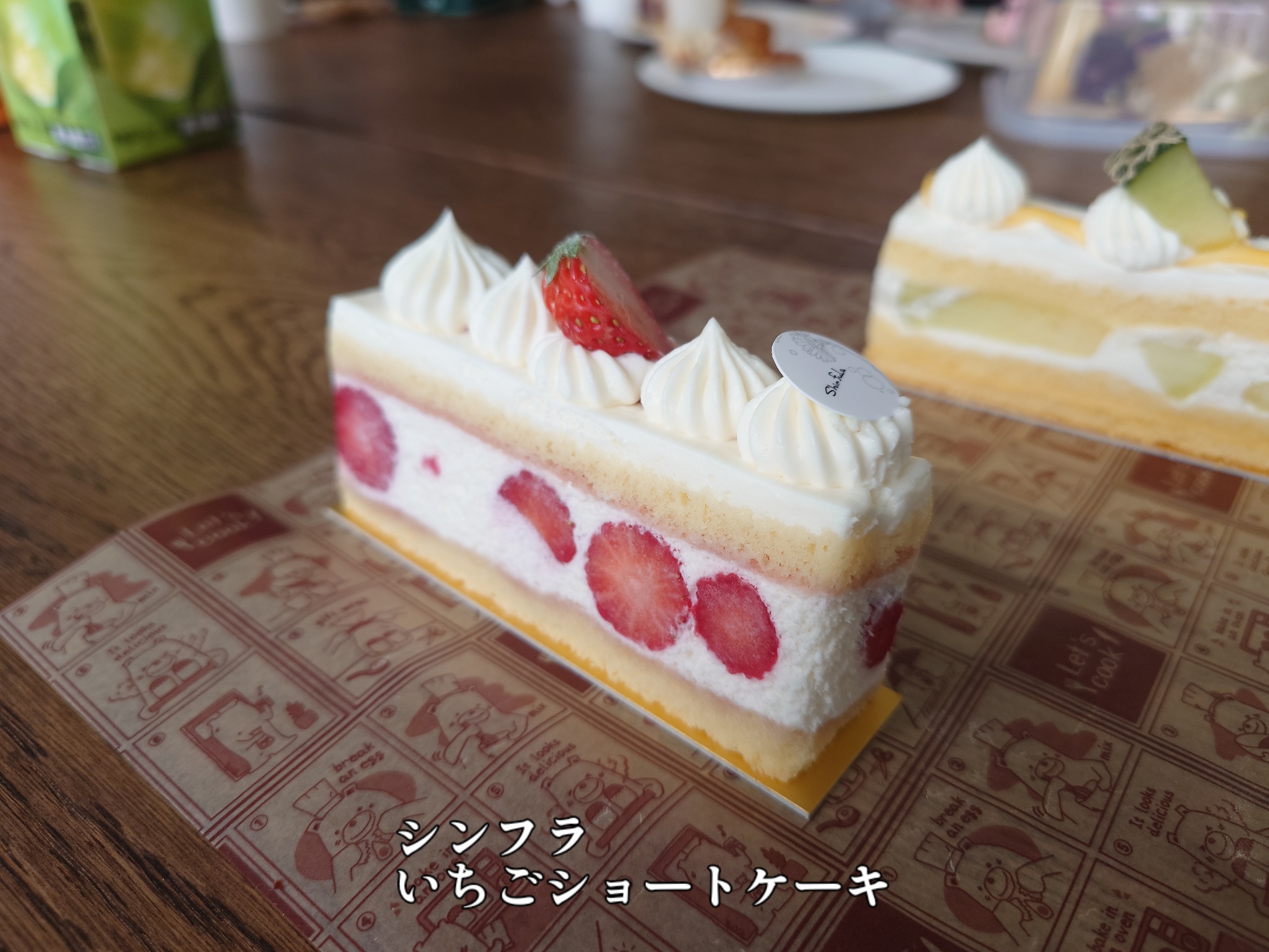 【まりあ様】フェイクスイーツ◆ホール苺サンド♡豪華なvanillaマカロンケーキ 母の日いちごのマカロンティアラケーキ （Milkymoco） | Cake.jp