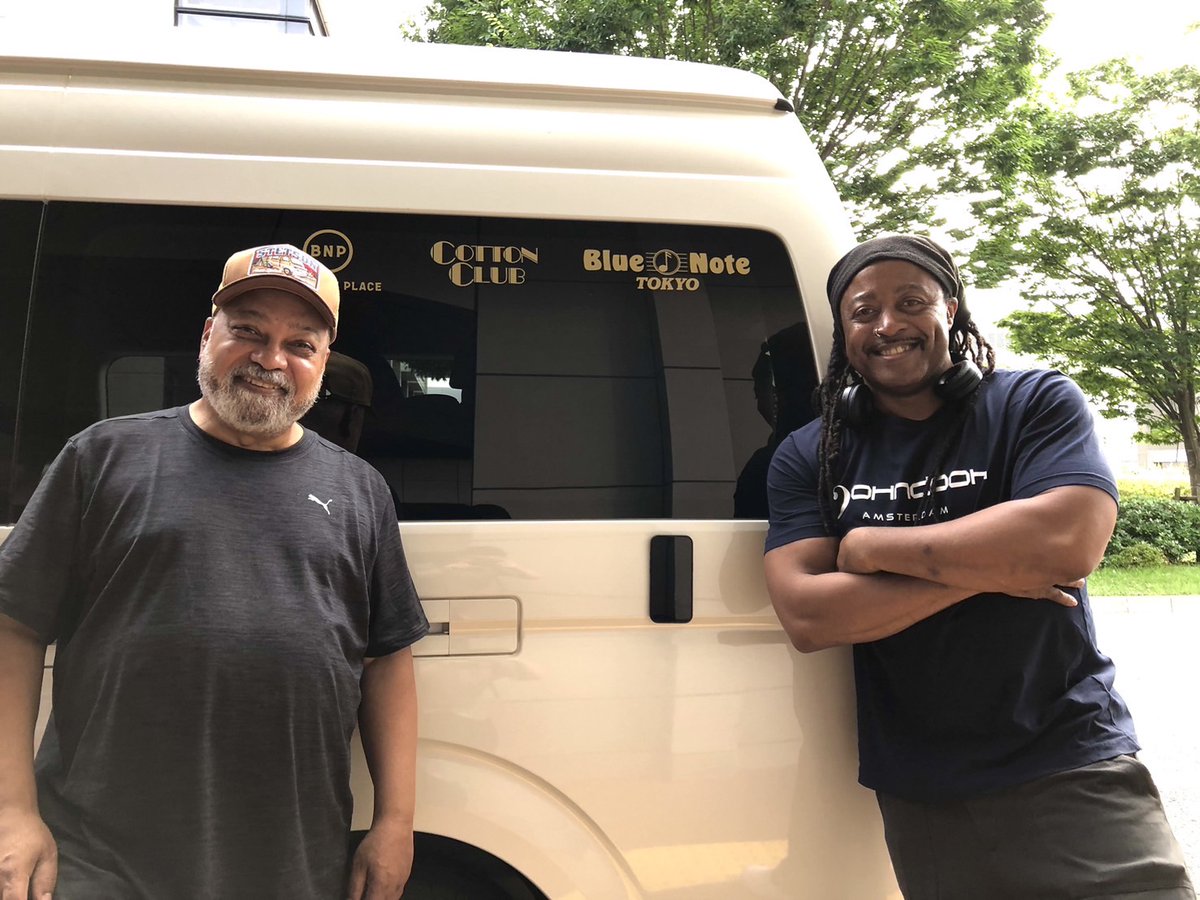 "CITRUS SUN"公演へ向け #ブルーイ と #フランシス・ヒルトン がひと足先に日本へ到着しました。 新作を携えた今回のステージは、7/5(金)から3日間にわたり行われます。→x.gd/U5BSx 
さらに公演前日には #BLUENOTEPLACE にて #ブルーイ と #フランシス・ヒルトン