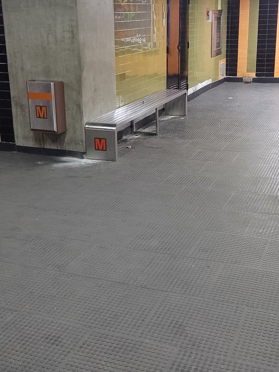 En promedio, los tiempos de espera van de 20 a 40 min. Con la instalación de estos asientos creo que el Metro de Caracas nos está queriendo decir que esto no mejorará 🤔