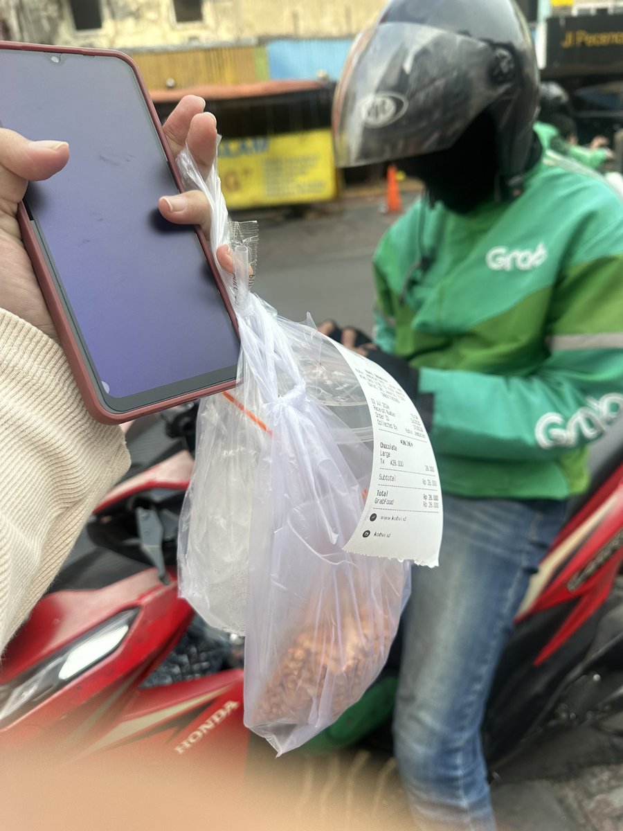 Febrianishfra's tweet photo. Menuju sore kemarin, mau yang seger seger dan berujung beli minuman coklat, tp pas sampe Kok beliii minuman dpt makanan kucing??? https://t.co/SciWdpNRSF