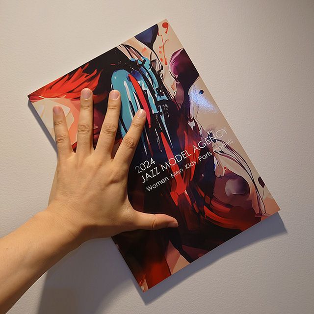 y_mochizuki's tweet image. 事務所のカタログが届きました。表紙がオシャレな雰囲気になりましたね。

#ジャズモデルエージェンシー #jazzmodelagency
#パーツモデル #手タレ #ハンドモデル #男の手