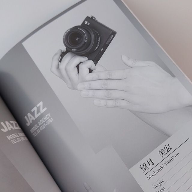 y_mochizuki's tweet image. 事務所のカタログが届きました。表紙がオシャレな雰囲気になりましたね。

#ジャズモデルエージェンシー #jazzmodelagency
#パーツモデル #手タレ #ハンドモデル #男の手