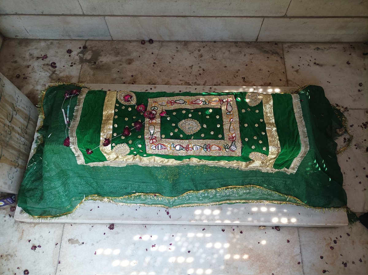 GAZardari's tweet photo. The Shrine of Mirza Ghalib. https://t.co/wxP8771jbQ