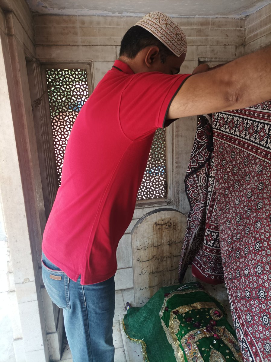 GAZardari's tweet photo. The Shrine of Mirza Ghalib. https://t.co/wxP8771jbQ